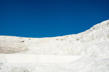 Doğal Traverten havuzları ve terasların Pamukkale, Türkiye