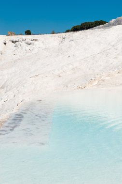 Doğal Traverten havuzları ve terasların Pamukkale, Türkiye