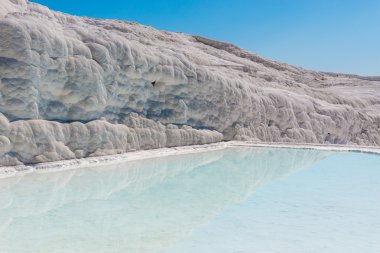 Doğal Traverten havuzları ve terasların Pamukkale, Türkiye