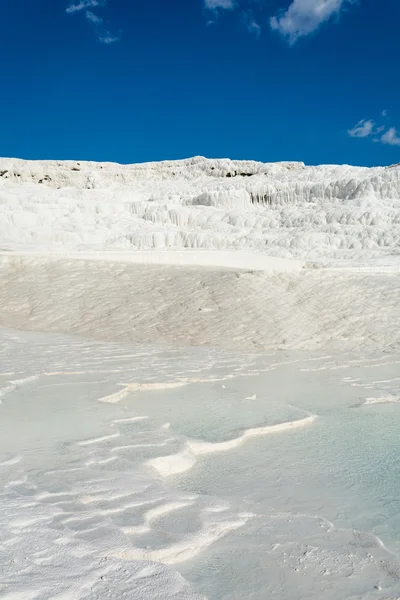 Naturalny trawertyn basenów i tarasów w Pamukkale, Turcja — Zdjęcie stockowe