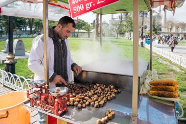 Istanbul, Türkiye - 08 Nisan 2015: Sultanahmet Meydanı, mobil aperatif salonu. Sultanahmet Meydanı popüler turistik birçok yerler ve müzeler, Nisan'da 08 Istanbul, Türkiye'de yer