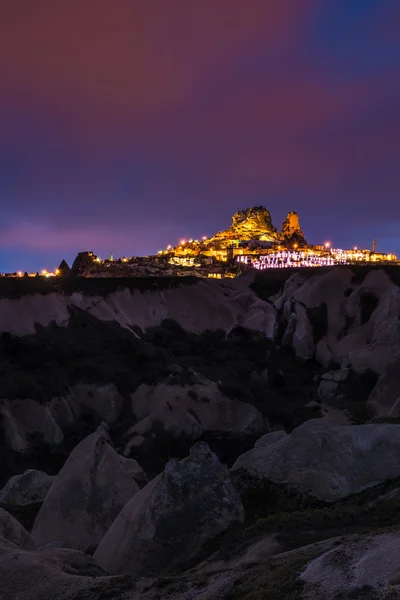 Gamla stan och ett slott i Uchisar grävde från ett berg efter twilight, Cappadocia, Turkiet — Stockfoto