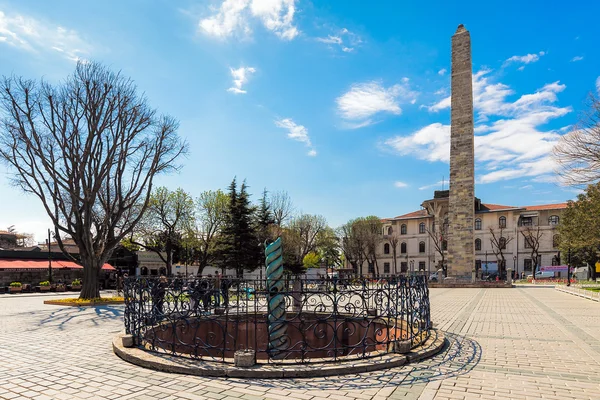 ISTANBUL, TURQUÍA - 08 DE ABRIL DE 2015: Obelisco de Teodosio (Obelisco egipcio) cerca de la Mezquita Azul (Sultanahmet camii) en el antiguo Hipódromo el 08 de abril Estambul, Turquía —  Fotos de Stock