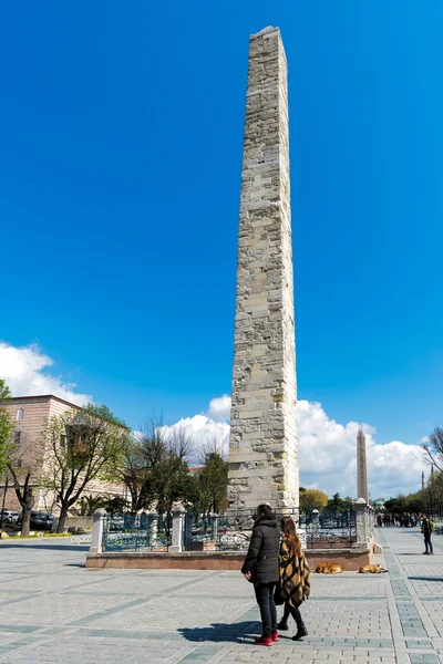 ISTANBUL, TURQUÍA - 08 DE ABRIL DE 2015: Obelisco de Teodosio (Obelisco egipcio) cerca de la Mezquita Azul (Sultanahmet camii) en el antiguo Hipódromo el 08 de abril Estambul, Turquía —  Fotos de Stock