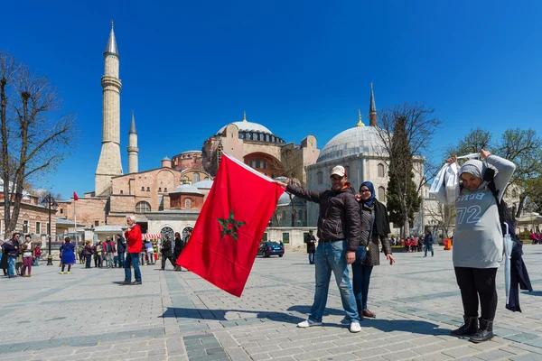 ISTANBUL, TURKEY - APRIL 08, 2015: The Sultanahmet square is the popular tourist place with the numerous landmarks and museums, on April 08 Istanbul, Turkey — 스톡 사진