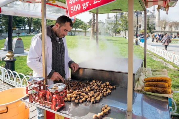ISTANBUL, TURKEY - APRIL 08, 2015: Mobile snack shop at  Sultanahmet square. The Sultanahmet square is the popular tourist place with the numerous landmarks and museums, on April 08 Istanbul, Turkey — Stock Photo, Image