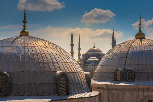 블루 모스크 (술탄 아멧 모스크)와 아야 소피아에서 본 돔 — 스톡 사진