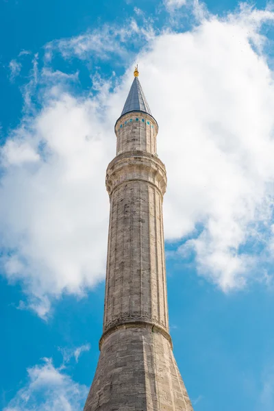 Torre de Hagia Mezquita de Sofía en Estambul, Turquía. Santa Sofía es una antigua basílica patriarcal ortodoxa, más tarde mezquita y ahora museo . —  Fotos de Stock