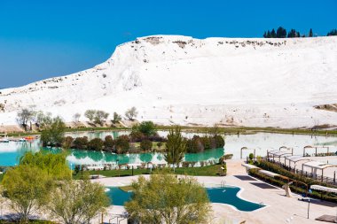 Doğal Traverten havuzları ve terasların, Pamukkale, Türkiye'de. Pamukkale, anlamı 