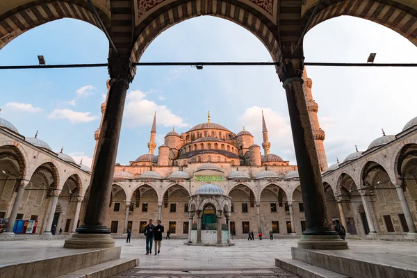 Los turistas visitan la Mezquita Azul en Estambul, Turquía . —  Fotos de Stock