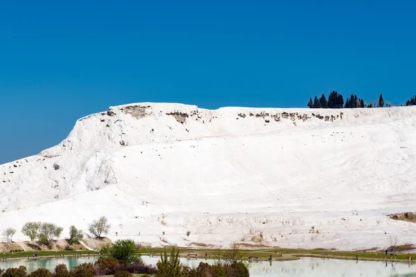 Travertin přírodní bazény a terasy v Pamukkale, Turecko. Pamukkale, význam "bavlněný hrad" v turečtině. — Stock fotografie