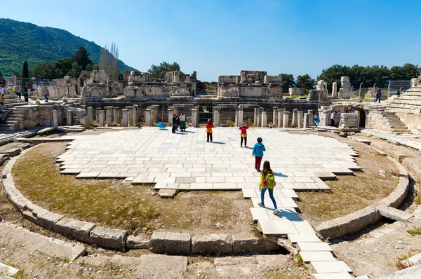 Touristes sur Amphithéâtre (Colisée) à Ephèse Turquie — Photo
