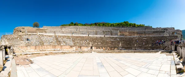 Turistas em Anfiteatro (Coliseu) em Éfeso Turquia — Fotografia de Stock