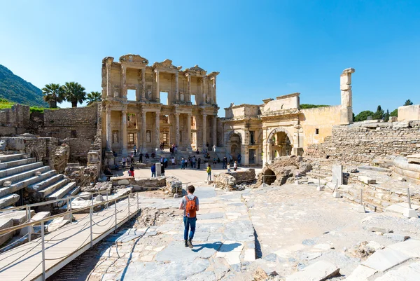 Ruiny w Bibliotece Celsusa w Efezie na 13 kwietnia 2015 roku. Ephesus zawiera starożytnych największą kolekcję rzymskich ruin w wschodniej części Morza Śródziemnego — Zdjęcie stockowe