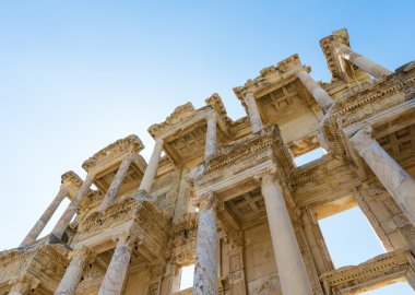 Kalıntıları Efes İzmir'de Celsus Kütüphanesi. Ephesus içerir Antik Roma en büyük koleksiyonu kalıntıları Doğu Akdeniz'de.