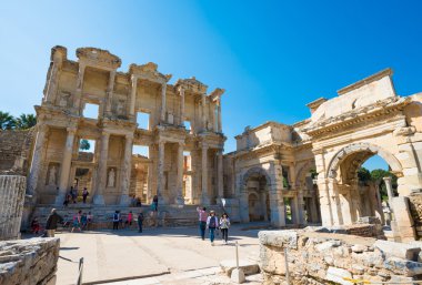 Ephesus üzerinde 13 Nisan 2015 yılında Celsus Kütüphanesi kalıntıları. Ephesus içerir Antik Roma en büyük koleksiyonu kalıntıları Doğu Akdeniz'de