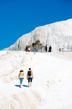 Pamukkale travertenleri Pamukkale, Türkiye'de turist.