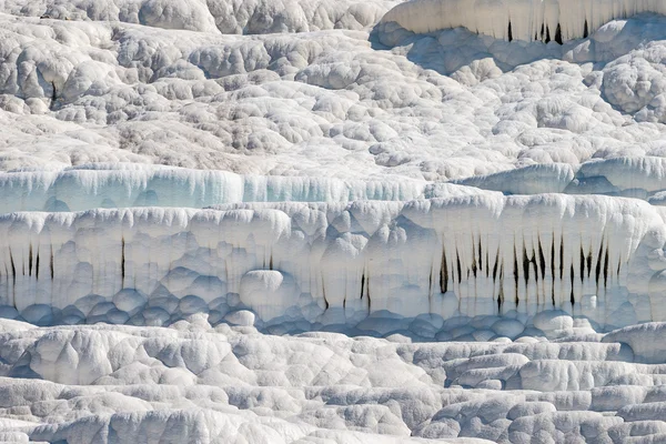 Piscinas e terraços naturais de travertino em Pamukkale, Turquia. Pamukkale, que significa "castelo de algodão" em turco — Fotografia de Stock