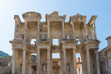 Kalıntıları Efes İzmir'de Celsus Kütüphanesi. Ephesus içerir Antik Roma en büyük koleksiyonu kalıntıları Doğu Akdeniz'de.