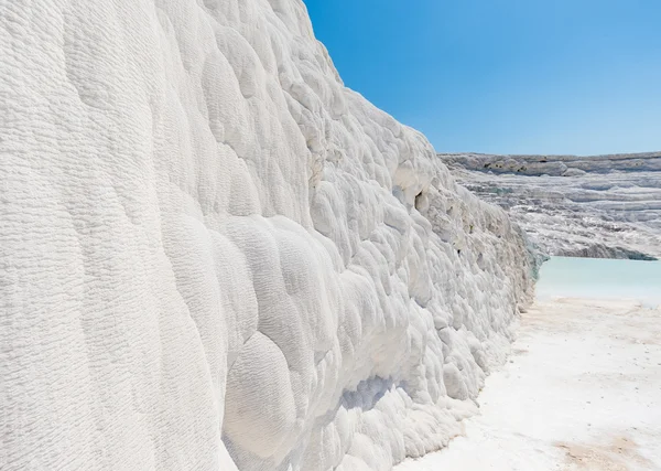 Naturalny trawertyn basenów i tarasów w Pamukkale, Turcja. Pamukkale, czyli "bawełna zamek" w języku: turecki — Zdjęcie stockowe