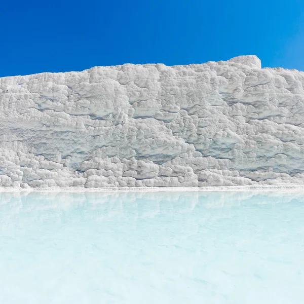 Piscinas e terraços naturais de travertino em Pamukkale, Turquia. Pamukkale, que significa "castelo de algodão" em turco — Fotografia de Stock