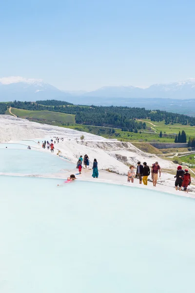 PAMUKKALE, TURQUIA-ABRIL, 12: Turistas em travertinos Pamukkale em 12 de abril de 2015 em Pamukkale, Turquia. Pamukkale, Patrimônio Mundial da UNESCO, hoje em dia se tornar um dos pontos turísticos mais visitados na Turquia . — Fotografia de Stock