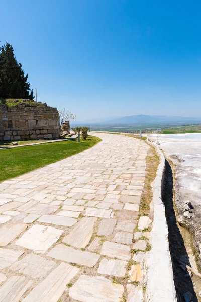 Piscinas e terraços naturais de travertino em Pamukkale, Turquia. Pamukkale, que significa "castelo de algodão" em turco . — Fotografia de Stock