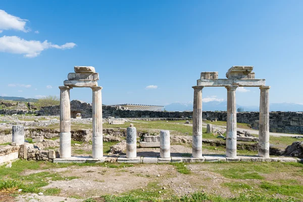 Ruines anciennes à Hierapolis, Pamukkale, Turquie. Le site est classé au patrimoine mondial de l'UNESCO — Photo