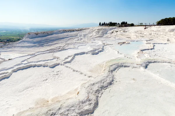 Travertin přírodní bazény a terasy v Pamukkale, Turecko. Pamukkale, význam "bavlněný hrad" v turečtině. — Stock fotografie