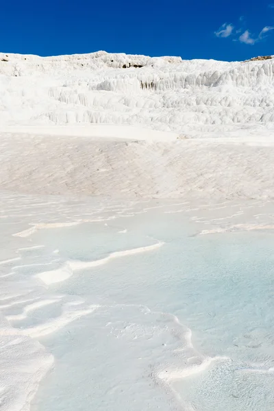 Piscinas e terraços naturais de travertino em Pamukkale, Turquia. Pamukkale, que significa "castelo de algodão" em turco . — Fotografia de Stock