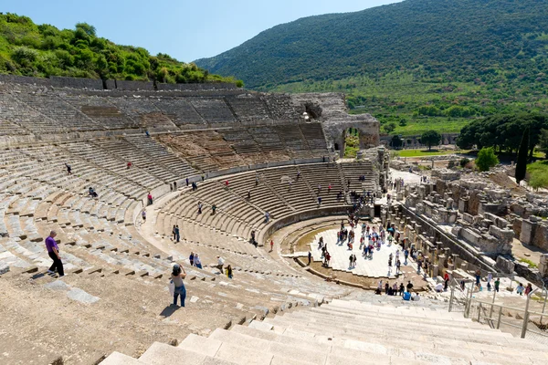 EPHESUS, TURQUIE - 13 AVRIL : Touristes sur Amphithéâtre (Colisée) à Ephèse en Turquie le 13 avril 2015. Ephèse contient l'ancienne plus grande collection de ruines romaines de la Méditerranée orientale . — Photo