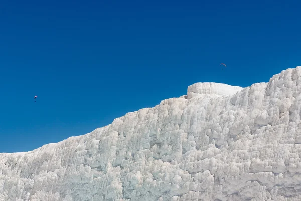 Natürliche Travertin-Pools und Terrassen in Pamukkale, Türkei. pamukkale, was auf türkisch "Baumwollburg" bedeutet. — Stockfoto