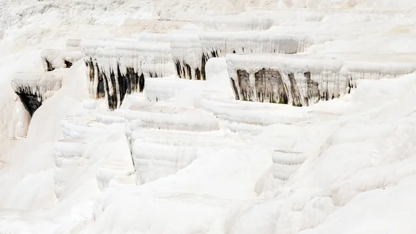 Piscinas e terraços naturais de travertino em Pamukkale, Turquia. Pamukkale, que significa "castelo de algodão" em turco . — Fotografia de Stock