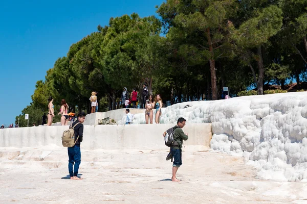 PAMUKKALE, TURCHIA-APRILE, 12: Turisti sui travertini di Pamukkale il 12 aprile 2015 a Pamukkale, Turchia. Pamukkale, patrimonio mondiale dell'UNESCO, oggi diventa uno dei luoghi più visitati della Turchia . — Foto Stock