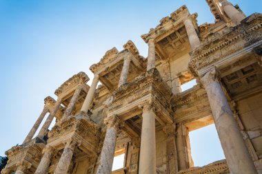 Kalıntıları Efes İzmir'de Celsus Kütüphanesi. Ephesus içerir Antik Roma en büyük koleksiyonu kalıntıları Doğu Akdeniz'de.