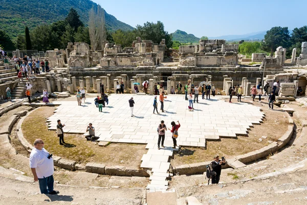 Touristes sur Amphithéâtre (Colisée) à Ephèse Turquie le 13 avril 2015. Ephèse contient l'ancienne plus grande collection de ruines romaines de la Méditerranée orientale . — Photo