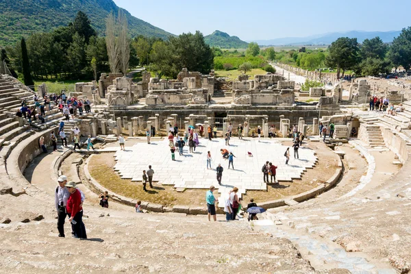 Touristes sur Amphithéâtre (Colisée) à Ephèse Turquie le 13 avril 2015. Ephèse contient l'ancienne plus grande collection de ruines romaines de la Méditerranée orientale — Photo