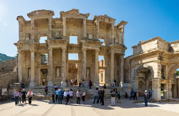 Ruins of the library of Celsus in Ephesus on April 13, 2015. Ephesus contains the ancient largest collection of Roman ruins in the eastern Mediterranean. — Stock Photo, Image