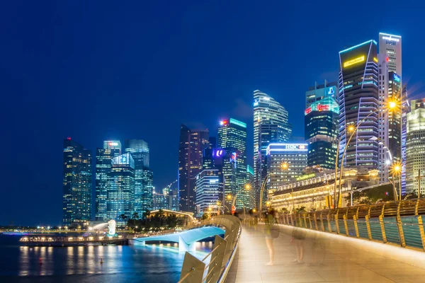 Singapura área de edifícios de negócios à noite em 10 de julho de 2015 em Singapura. Singapura é uma cidade turística mundialmente famosa com infraestrutura econômica altamente desenvolvida . — Fotografia de Stock