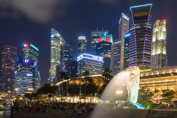 A Merlion kút kigyulladt az éjszaka 2015. július 09. Szingapúrban. Szingapúr egy magasan fejlett gazdasági infrastruktúra világ híres turisztikai város. — Stock Fotó