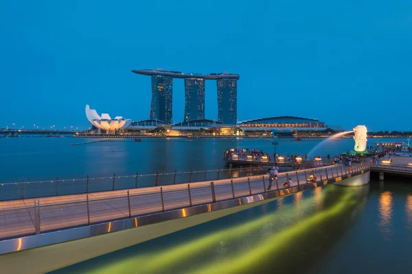 A fonte Merlion iluminou-se à noite em Singapura . — Fotografia de Stock