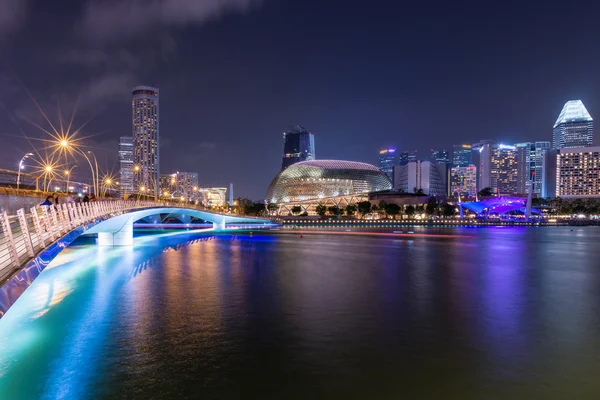 Singapour bâtiments d'affaires zone la nuit.Singapore est un monde — Photo