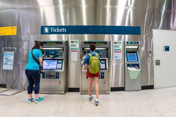 Persone non identificate acquistano i biglietti al The Mass Rapid Transit (MRT) il 10 luglio 2015 a Singapore . — Foto Stock