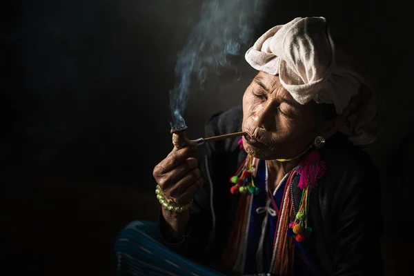 Karen Hill Tribu 'sta fumando tabacco da pipa con vestiti tradizionali — Foto Stock