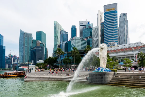 The Merlion fountain statue in Singapore — Stock Fotó