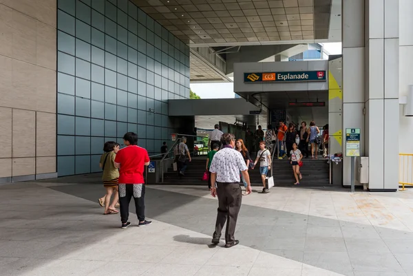 Personas no identificadas en The Mass Rapid Transit (MRT) Esplanade el 10 de julio de 2015 en Singapur . — Foto de Stock