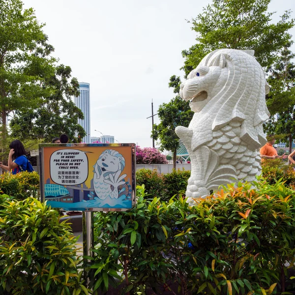 The Merlion fountain statue in Singapore. — 图库照片