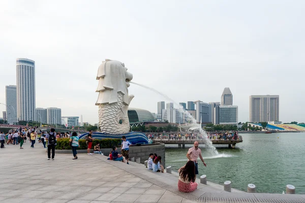 The Merlion fountain statue in Singapore — Stock Fotó