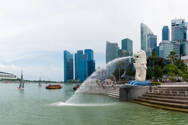 The Merlion fountain statue in Singapore — Stock Fotó