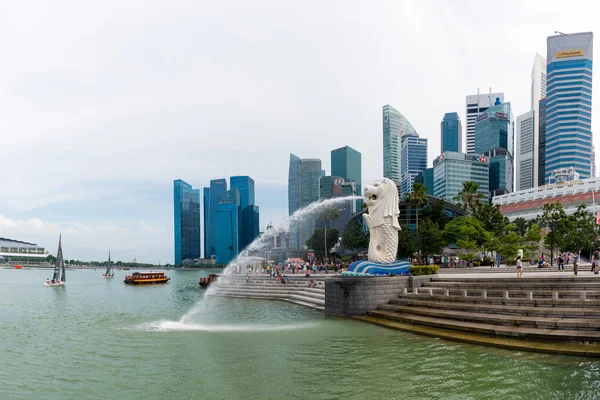 The Merlion fountain statue in Singapore — Stock Fotó
